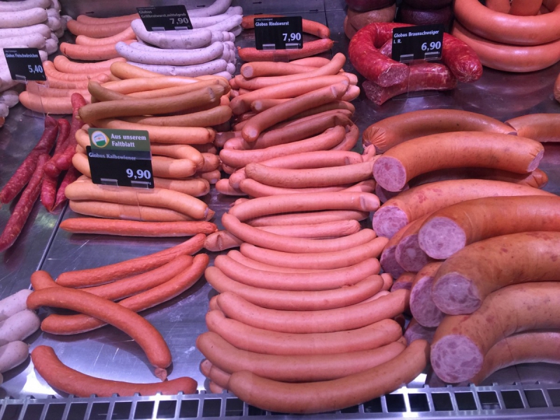 charcuterie-RAMATUELLE-min_sausages_meat_butchery-1069321